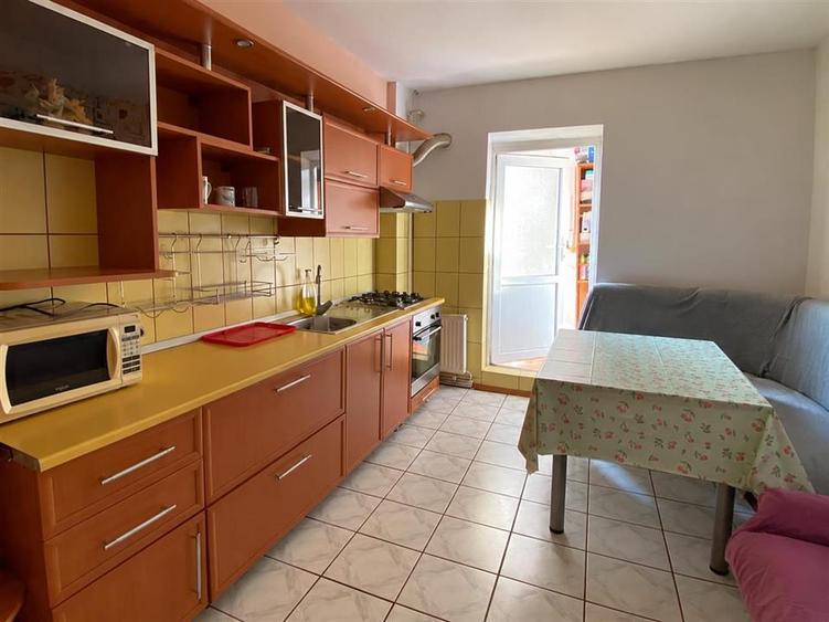 Apartament cu 3 camere decomandat, mobilat în Vasile Aaron