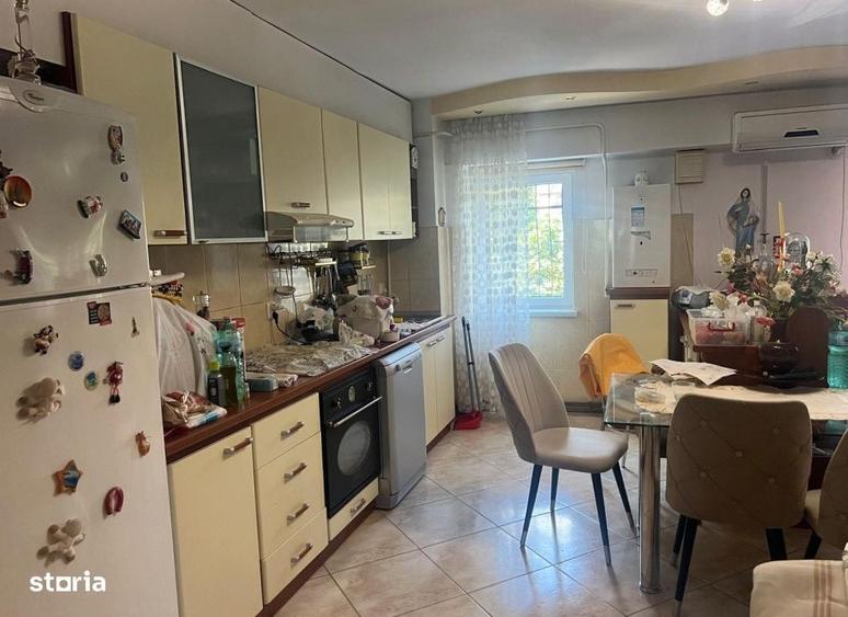 Apartament cu 3 camere decomandat în Podul de Fier