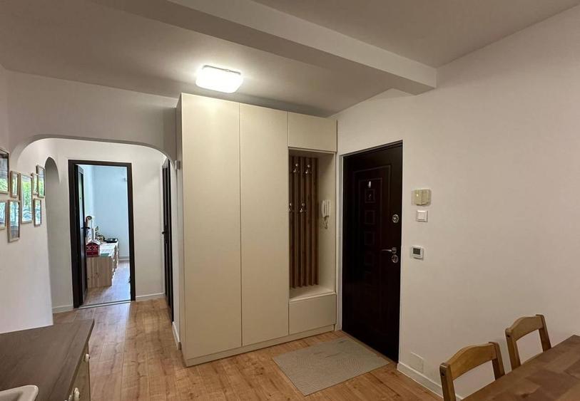 Apartament cu 3 camere decomandat în Plopilor