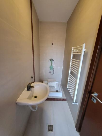 Casă cu 5 camere cu Garaj în Tunari