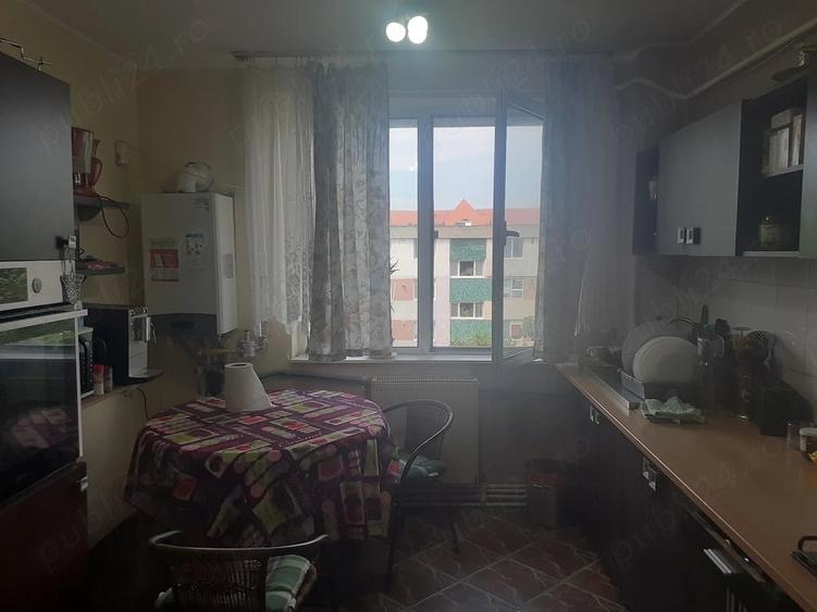 Apartament cu 3 camere semidecomandat în Hipodrom