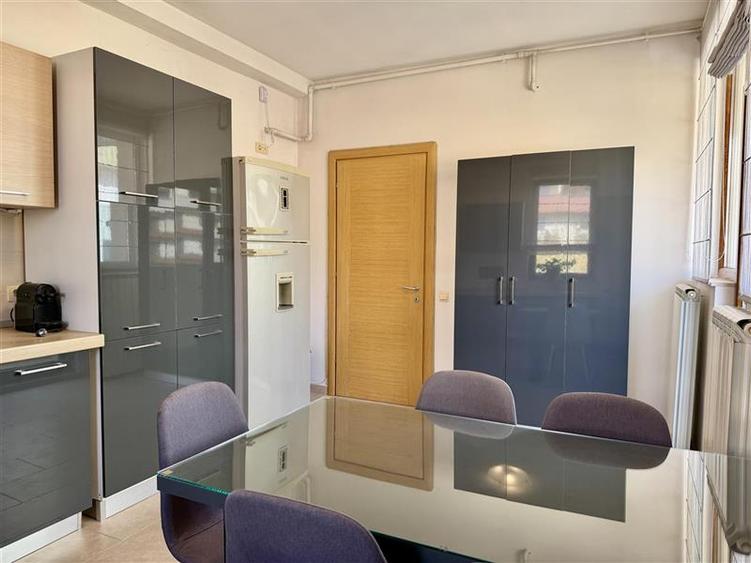 Apartament cu 4 camere semidecomandat în Herăstrău