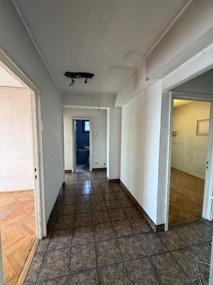 Apartament cu 4 camere decomandat în Central