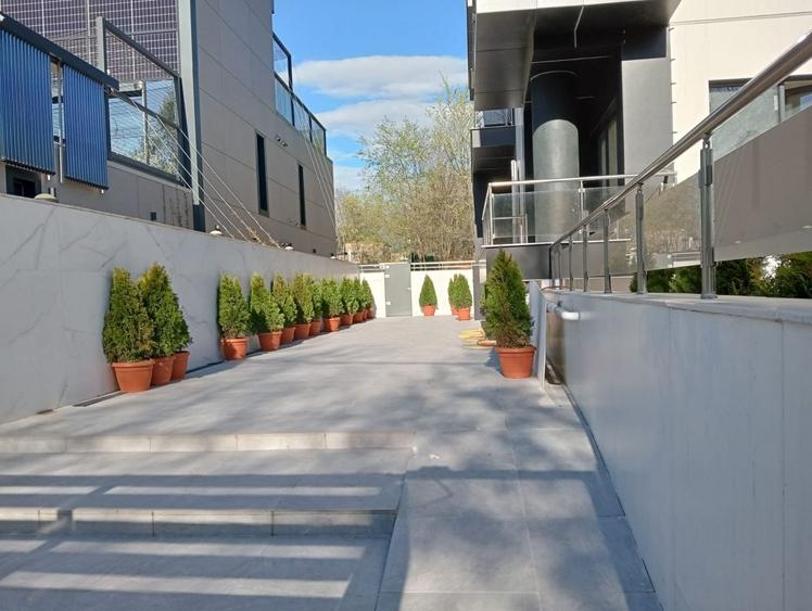 Apartament cu 4 camere semidecomandat în Herăstrău
