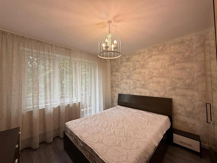 Apartament cu 3 camere semidecomandat în Podu Roș