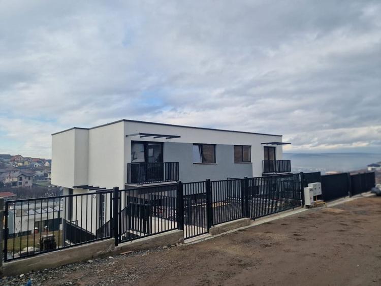 Duplex cu 5 camere cu Canalizare în Dezmir