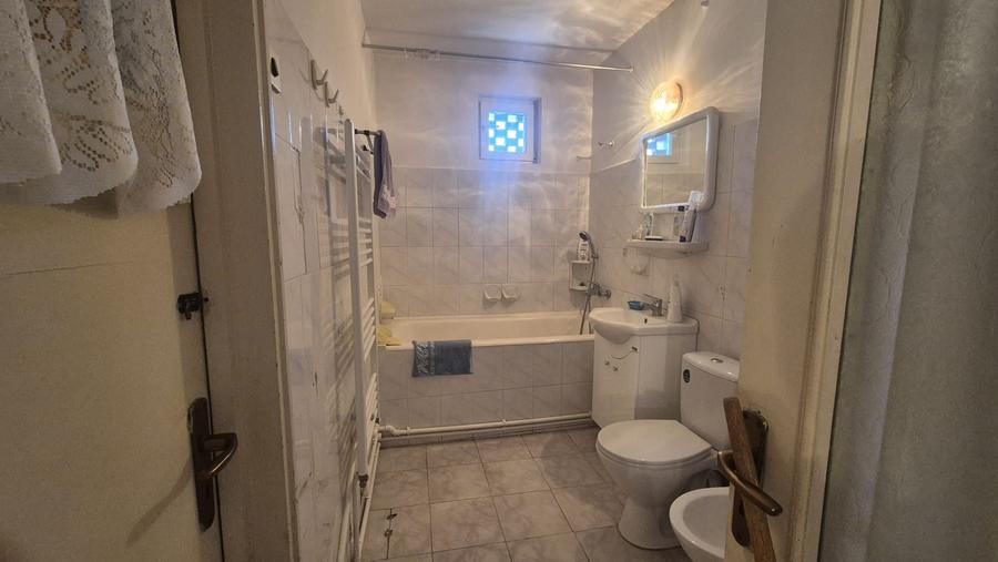 Apartament cu 3 camere semidecomandat în Mazepa 1