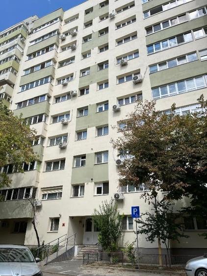 Apartament cu 3 camere semidecomandat, mobilat în Vatra Luminoasă