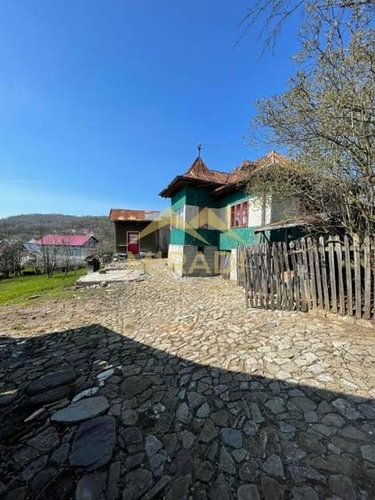 Casă individuală cu 5 camere cu Teren 1990 Mp în Adunați
