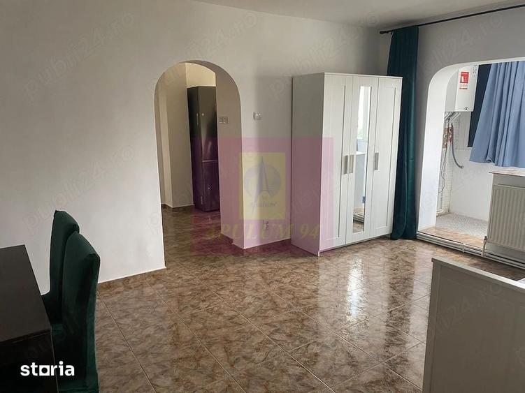 Apartament cu 4 camere semidecomandat în Tineretului