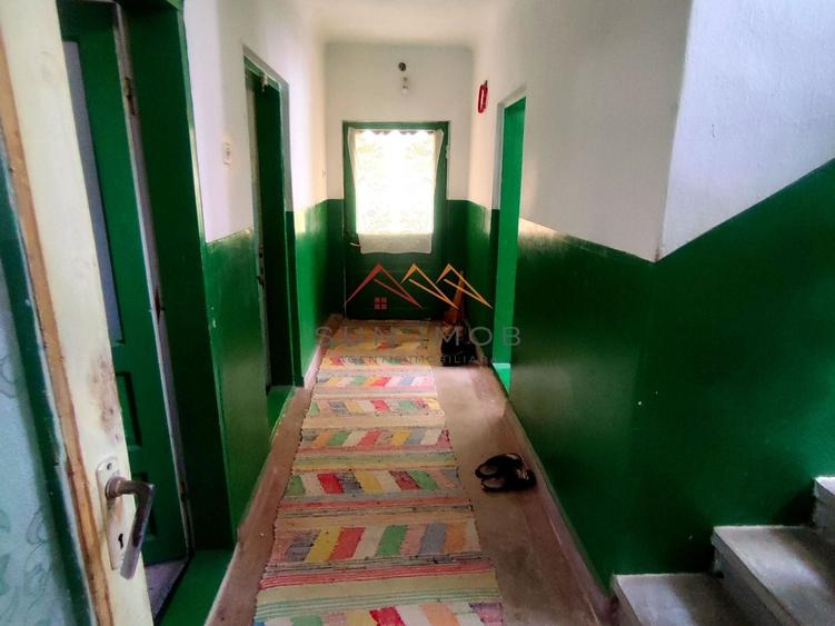 Casă individuală cu 9 camere cu Canalizare în Central