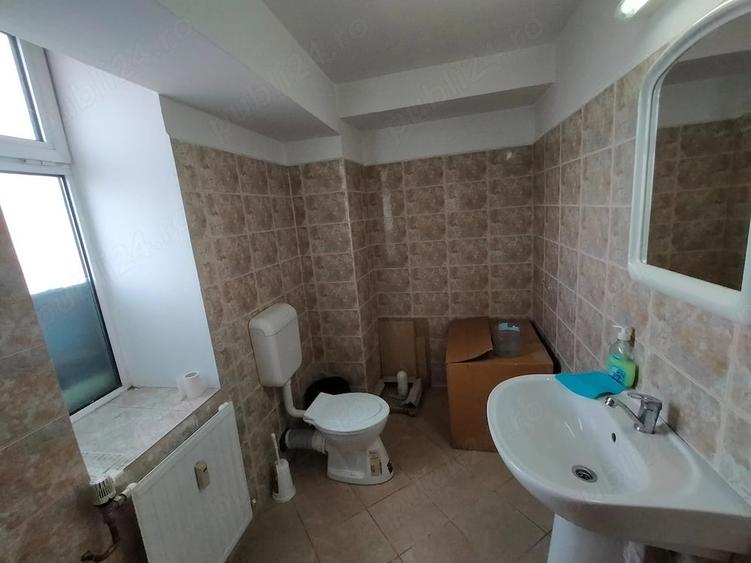 Spațiu comercial, de 950 mp, în Badea Cârțan