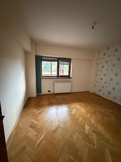 Apartament cu 4 camere decomandat în Calea București