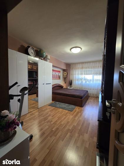 Apartament cu 4 camere decomandat în Calea București