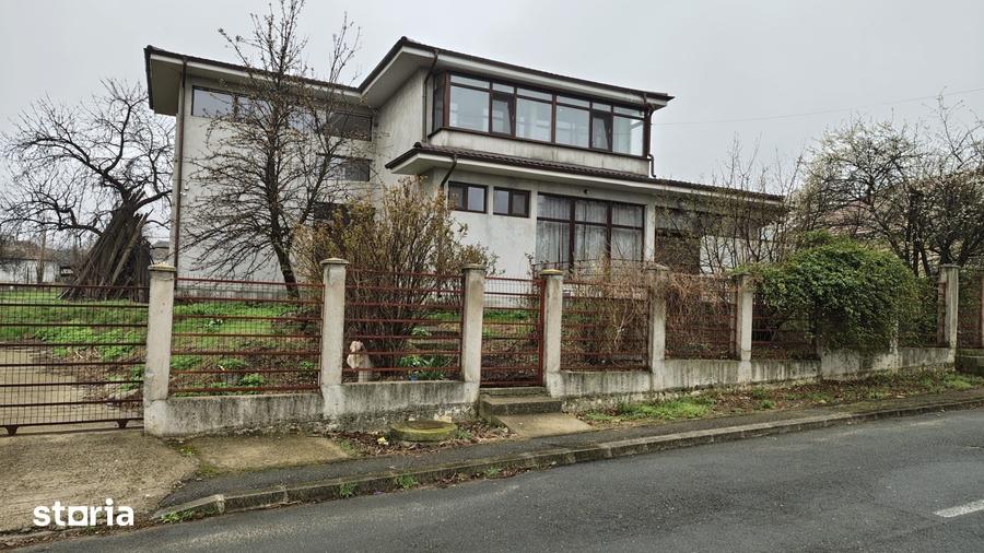 Casă cu Teren 1856 Mp în Central