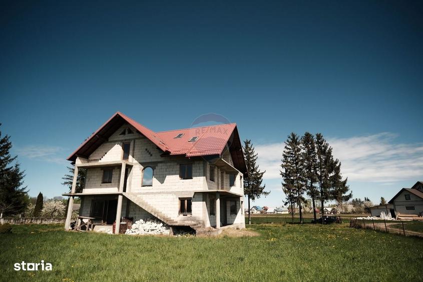 Casă cu 4 camere cu Teren 1674 Mp în Frătăuții Vechi