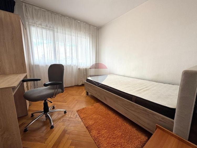 Apartament cu 4 camere decomandat, mobilat în Central