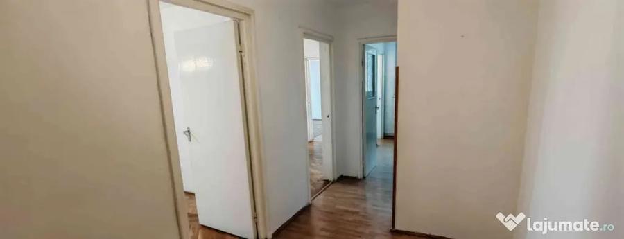 Apartament cu 3 camere decomandat în Astra