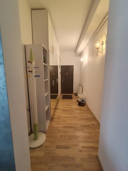 Apartament cu 3 camere semidecomandat, mobilat în Central