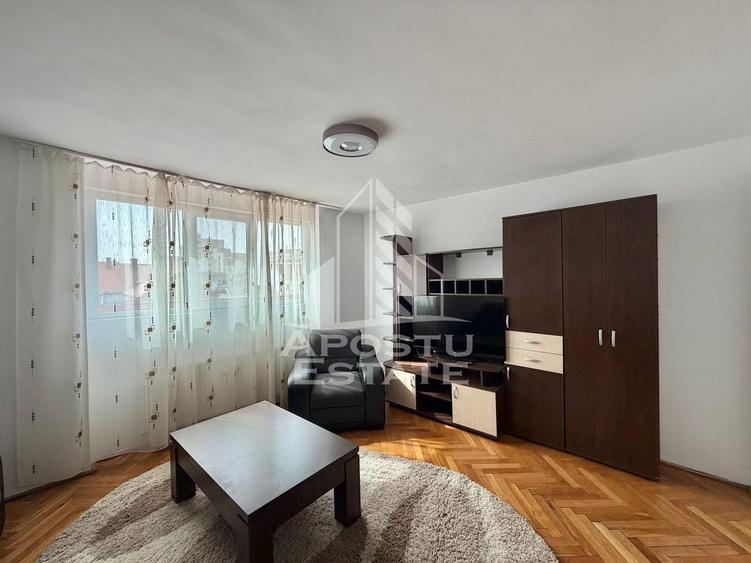 Apartament cu 3 camere semidecomandat, mobilat în P-ța Unirii