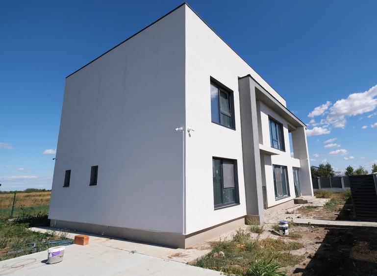 Casă individuală cu 6 camere cu Teren 700 Mp în Corbeanca