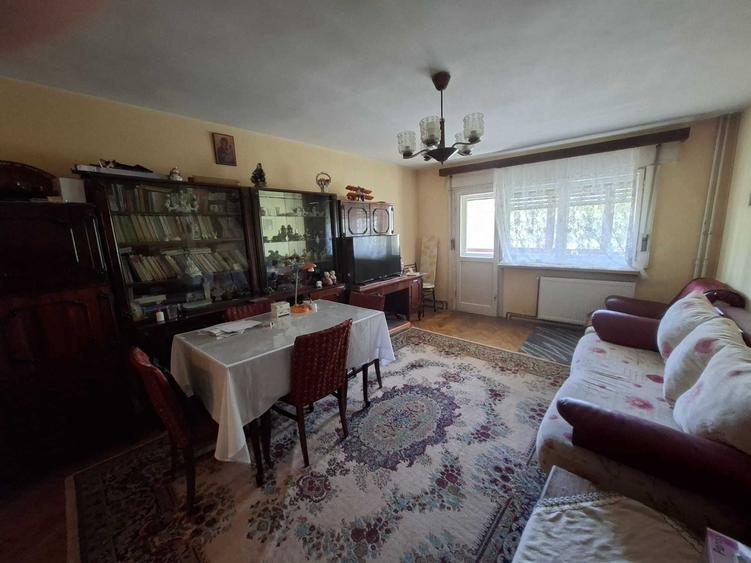 Apartament cu 3 camere decomandat în Sud