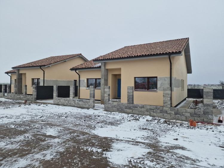 Casă individuală cu 4 camere cu Canalizare în Cernica
