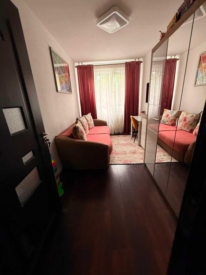 Apartament cu 3 camere decomandat în Podu Roș