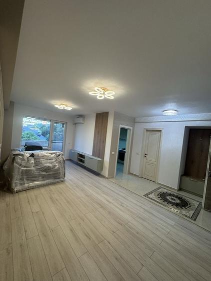 Apartament cu 3 camere semidecomandat în Cug