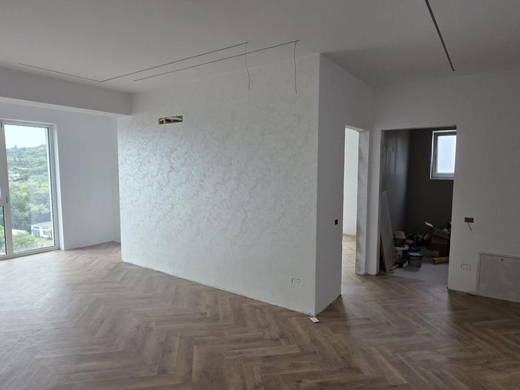 Apartament cu 3 camere semidecomandat în Sud