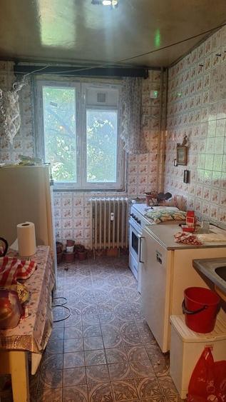 Apartament cu 3 camere semidecomandat în Drumul Taberei