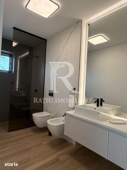 Casă cu 8 camere cu Teren 1100 Mp în Sânmartin