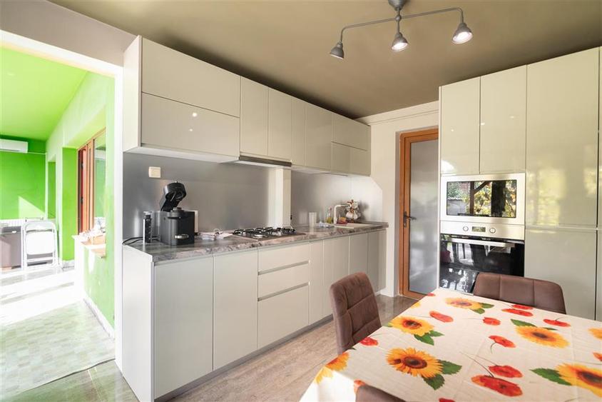 Casă individuală cu 6 camere cu Teren 478 Mp în Iosia