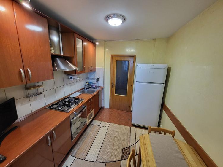 Apartament cu 3 camere semidecomandat în Ghencea
