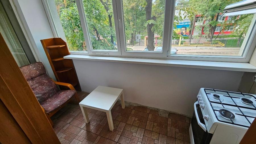 Apartament cu 3 camere semidecomandat, mobilat în Titan