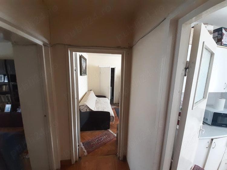 Apartament cu 3 camere semidecomandat în Cetate