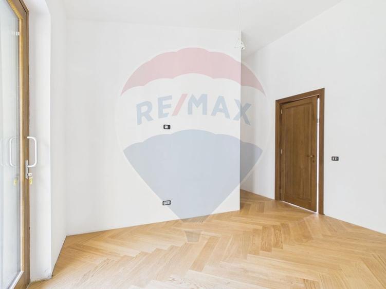 Apartament cu 4 camere decomandat în Calea Moroieni