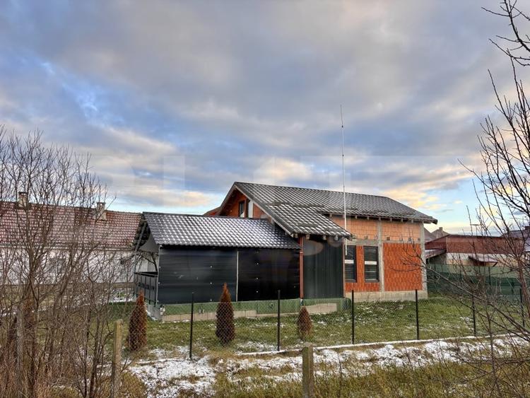 Casă individuală cu 4 camere cu Canalizare în Lazuri