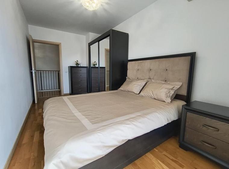 Apartament cu 3 camere semidecomandat, mobilat în Dristor