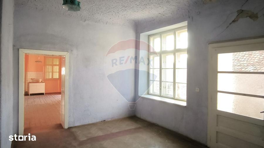 Casă cu 7 camere cu Teren 317 Mp în Central
