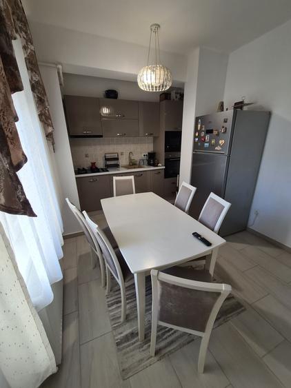 Apartament cu 3 camere decomandat în Exterior Vest