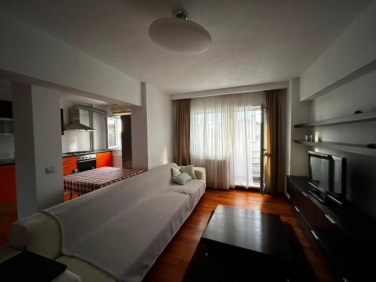 Apartament cu 2 camere semidecomandat, mobilat în P-ța Muncii