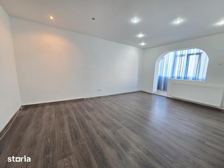 Apartament cu 3 camere decomandat în Micro 6