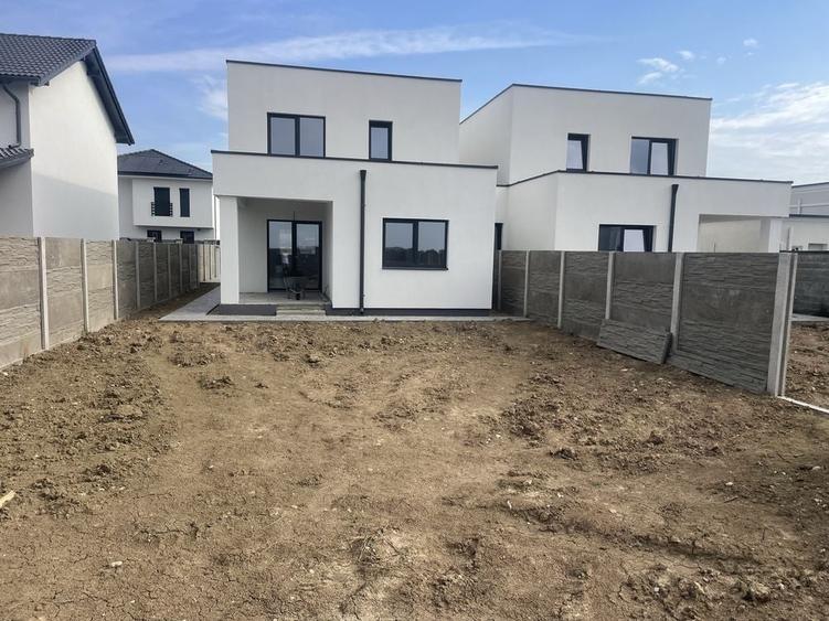 Casă cu 4 camere în Domnești