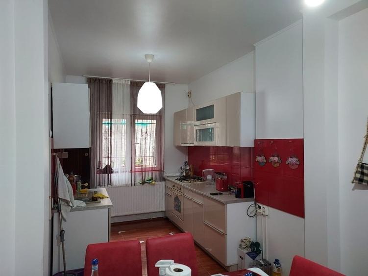 Apartament cu 3 camere decomandat, mobilat în P-ța Victoriei