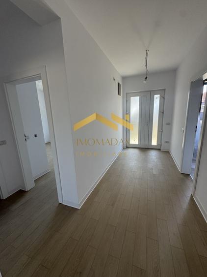 Casă individuală cu 4 camere cu Canalizare în Utvin