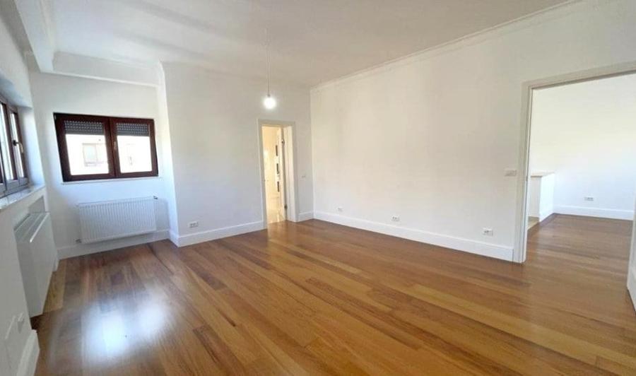Casă cu 10 camere cu Garaj în Primăverii