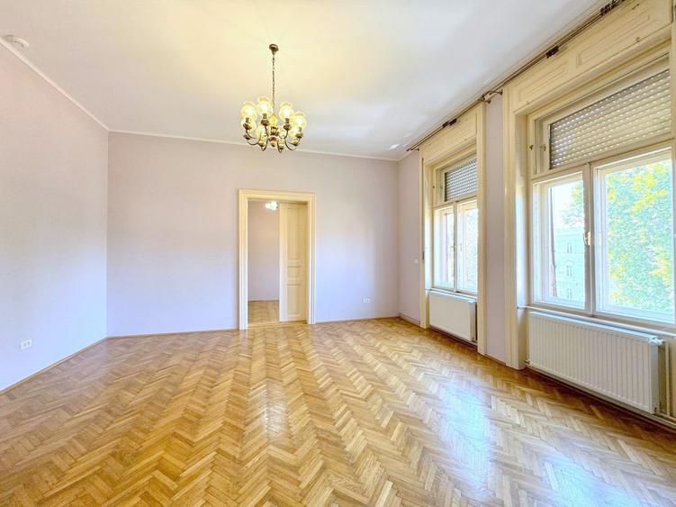 Apartament cu 4 camere semidecomandat în Central