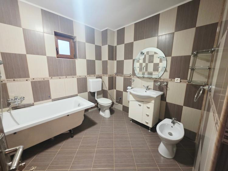 Casă individuală cu 5 camere cu Canalizare în Sânpetru