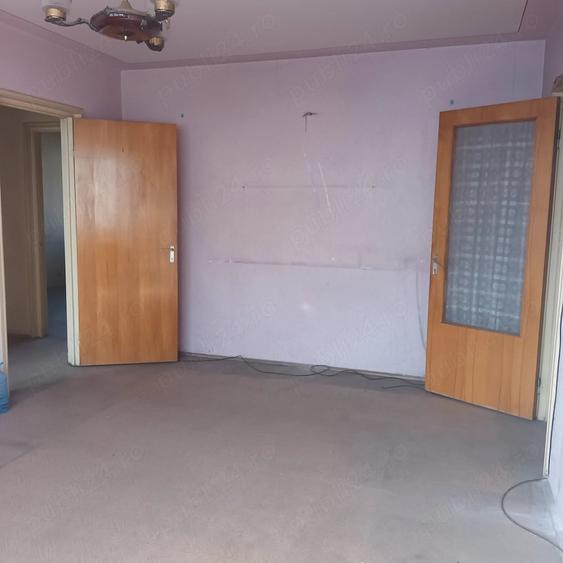 Apartament cu 3 camere semidecomandat în Rahova